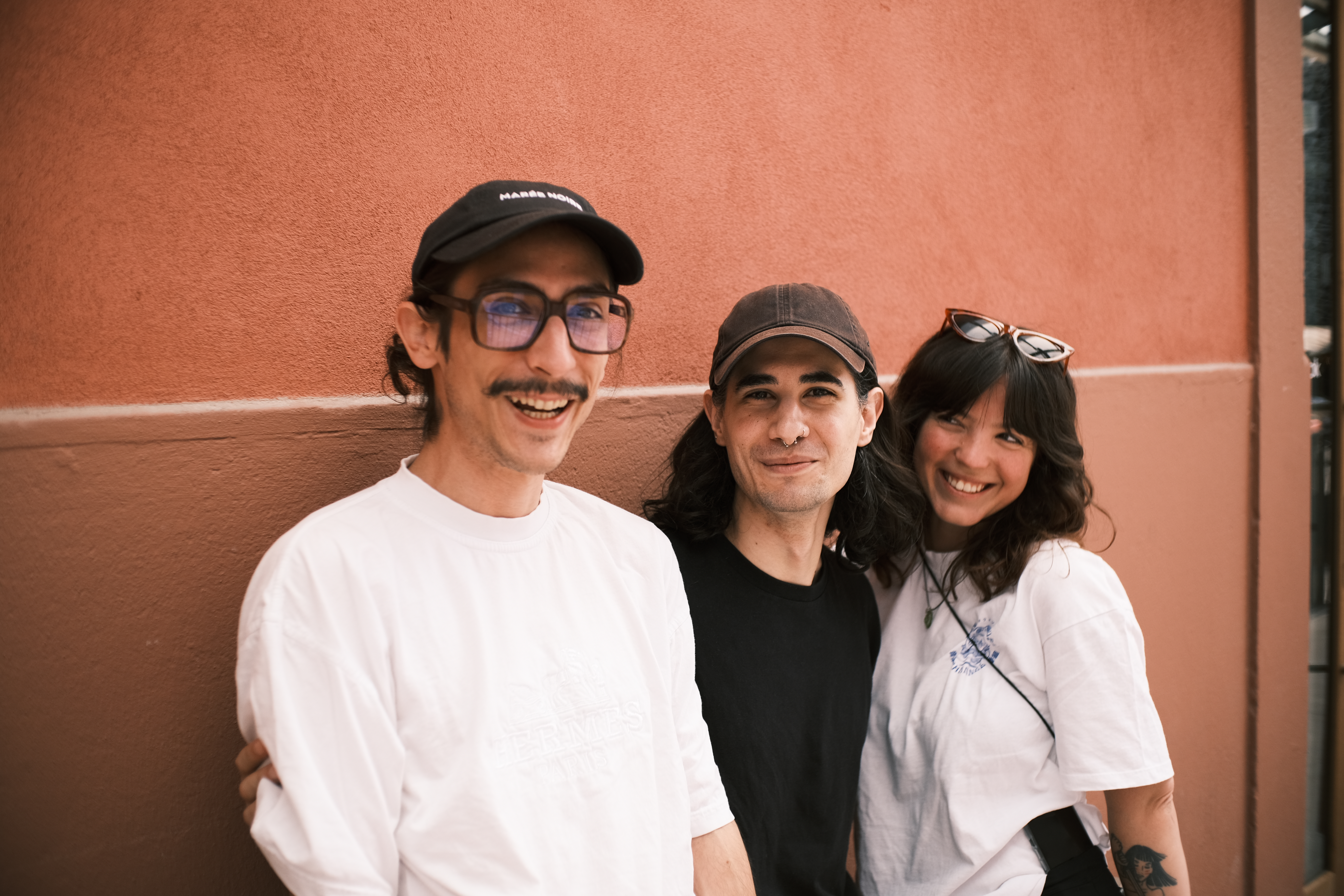 Carmela Soto et ses musiciens devant un mur saumon
